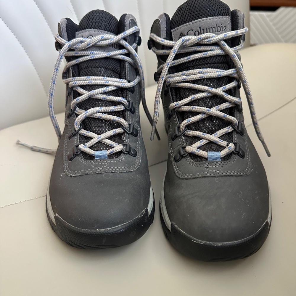 Columbia Women's Hiking Boots 9 - Picture 2 of 10